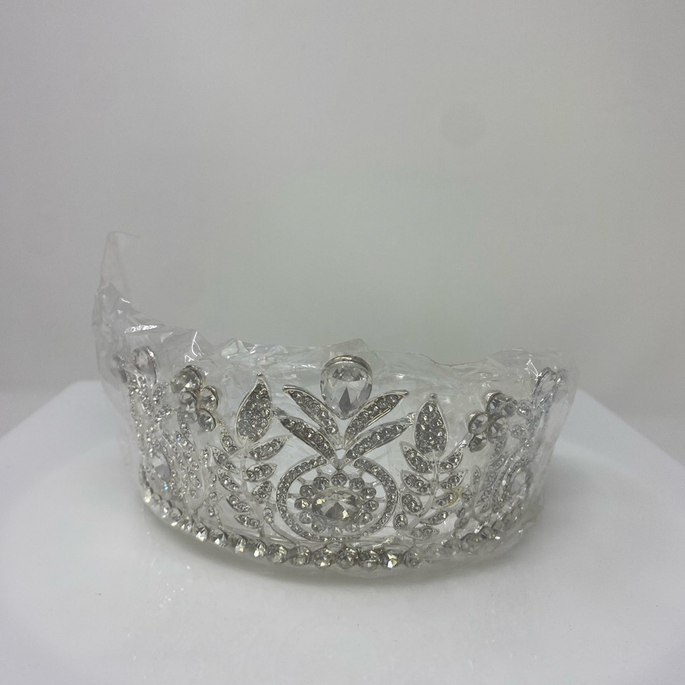 Elegant Silver Tiara with Rhinestones